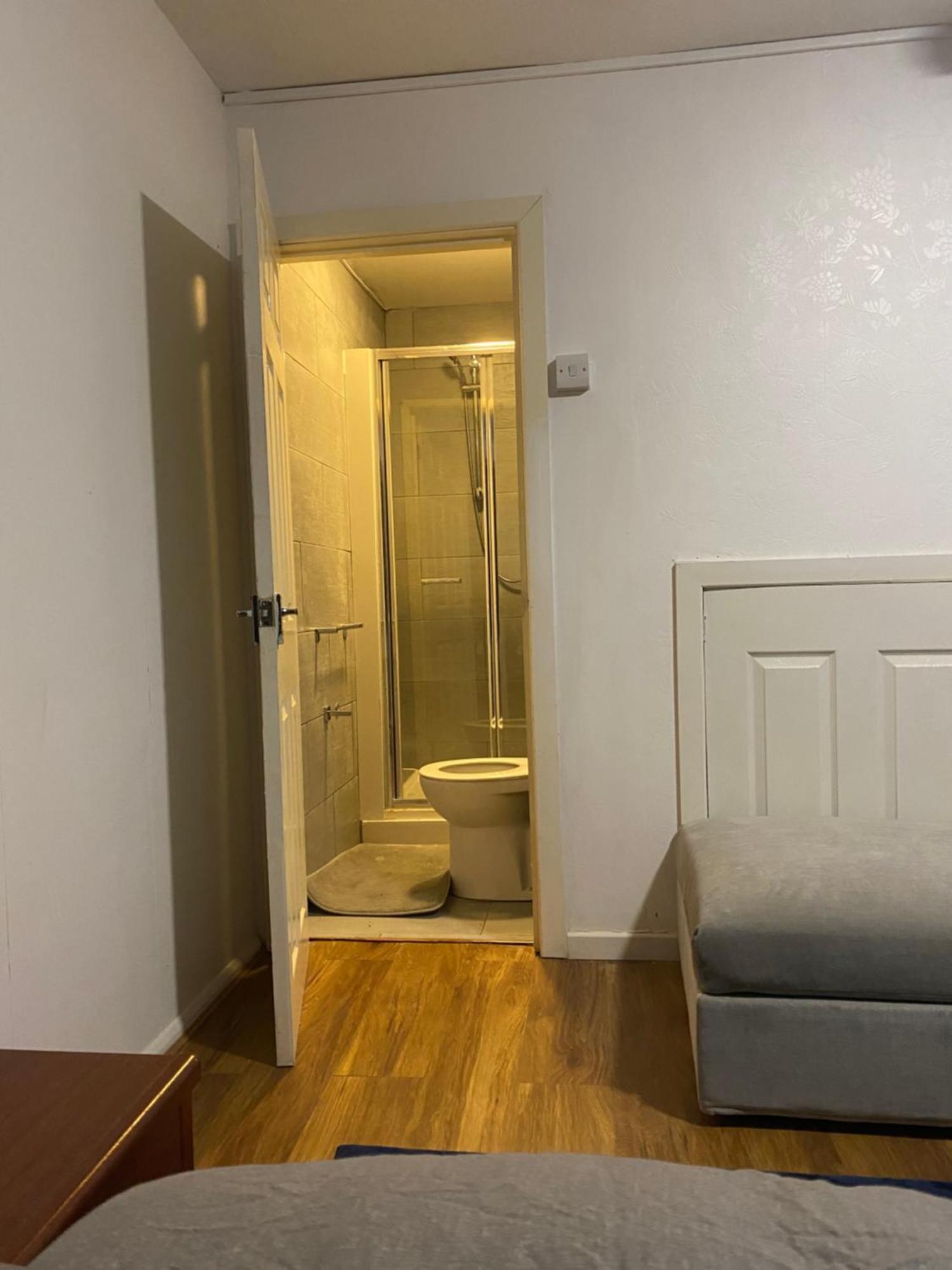 Double En-Suite Rooms Nevendon Esterno foto